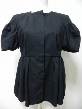 ミュウミュウのジャケットで、いつものオフィススタイルを格上げ