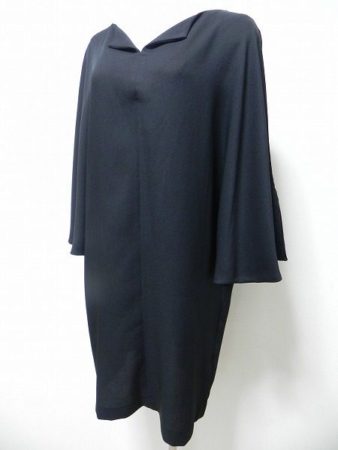 合わせる小物で様々な雰囲気が楽しめるグーコミューンのワンピース