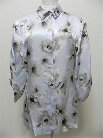 誰もが着たい上質な一枚。アルマーニコレッツォーニのフラワーブラウス