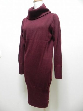 秋冬シーズンにぴったりなえんじ色のダーマのニットワンピース