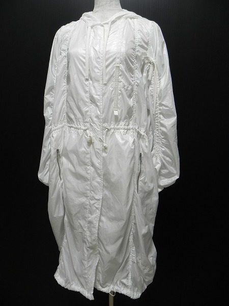 スポーティーとラグジュアリーの融合。プラダスポーツのナイロンコート