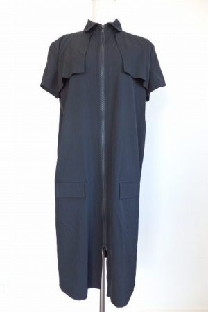 モード系ファッションの王道、ワイズのジップアップワンピース