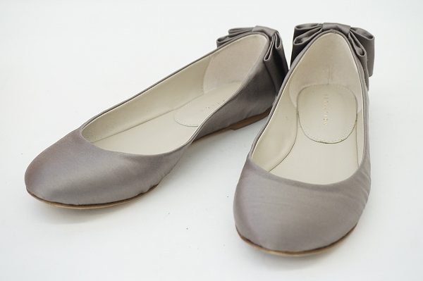 後ろ姿で魅せる。エストネーションのバックコンシャスなパンプスを買取しました