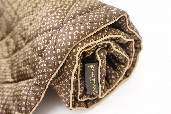 ルイヴィトンのモノグラム柄キルティングマフラーを買取いたしました