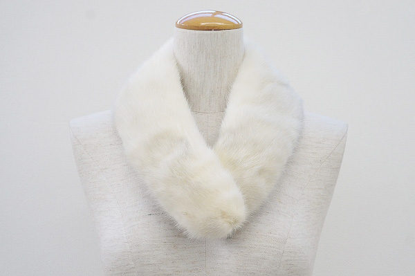 毛皮の王様ミンクは、ティペットで首元に取り入れるのが正解