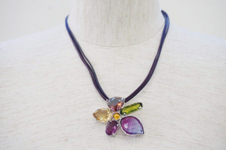 スワロフスキーならではの最高の輝き！存在感のあるデザインネックレスを買取いたしました