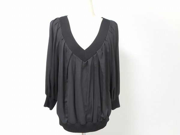 たっぷりのドレープが女性らしさを引き出すアドーアのカットソーを買取しました