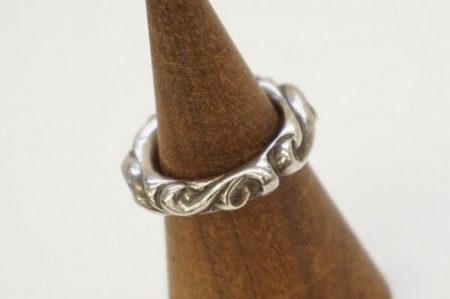 シンプルなのにさすがの存在感。シルバーブランド、クロムハーツのリング