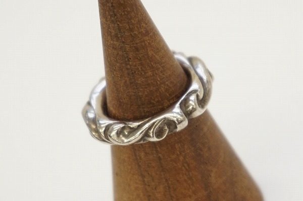 シンプルなのにさすがの存在感。シルバーブランド、クロムハーツのリング
