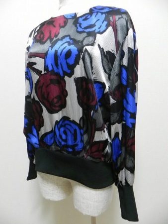 ゴージャスなバラ柄が目を引く。アドーアのシルクカットソーを買取しました