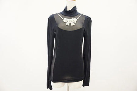 アクセサリーなしでも華やかに着られる！ブルーガールのビジューカットソー