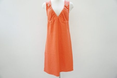 ココマークと鮮やかなオレンジが目を引くシャネルのワンピース