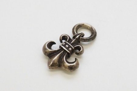 セレブからも大人気！高級シルバーブランド、クロムハーツのチャーム