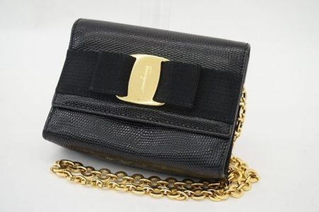 大人可愛いスタイルのアクセントに。フェラガモのリボンモチーフバッグを買取しました