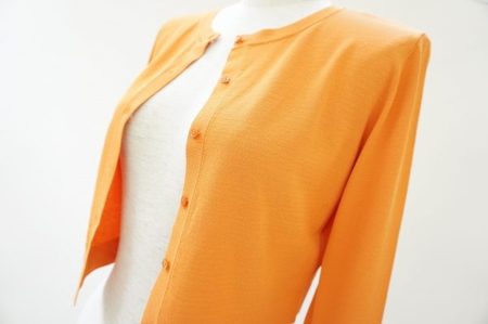 フォクシーニューヨークよりパッと目を引くビタミンカラーのカーディガンを買取しました。