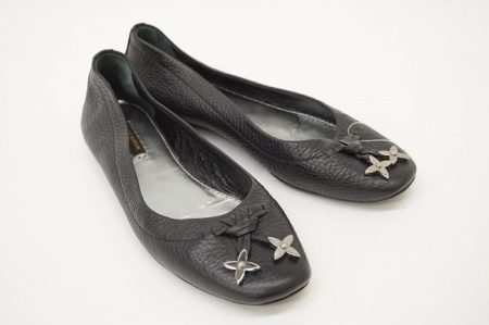 チャームが目を引くルイヴィトンの高級感あふれるフラットシューズ