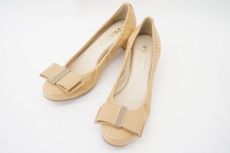 通勤にもお出かけにも大活躍！大人かわいいプラダのエナメルパンプス