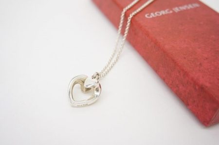 ダブルハートが立体的で存在感のあるジョージジェンセンのネックレス