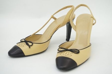 バイカラーが映えるオシャレなシャネルのバックストラップのパンプス