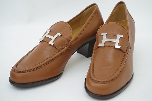 エレガントに履きこなすことができるエルメスのコンスタンスパンプス