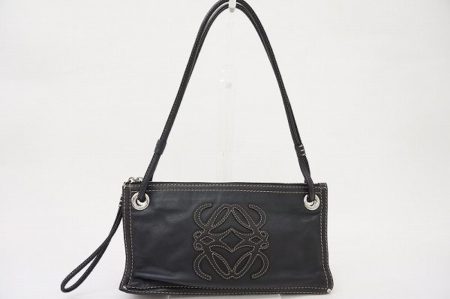 カジュアルにも使いやすい。ヘビロテ確定のロエベのショルダーバッグを買取しました