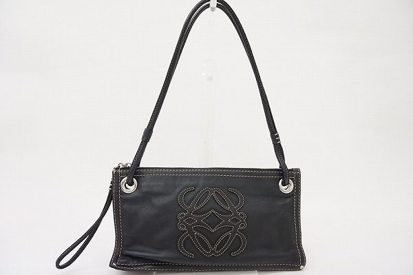 カジュアルにも使いやすい。ヘビロテ確定のロエベのショルダーバッグを買取しました