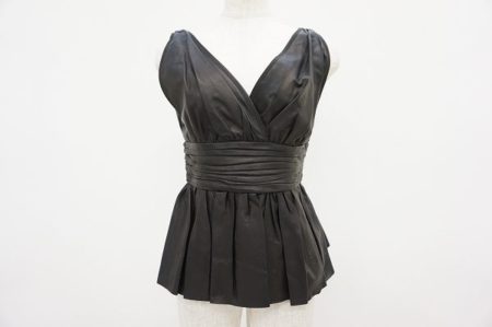 シックで可愛い大人スタイルに…プラダのレザーノースリーブ