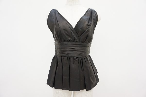 シックで可愛い大人スタイルに…プラダのレザーノースリーブ