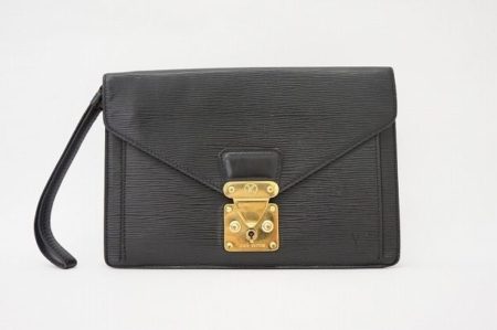 収納力も抜群でファッショナブルなルイヴィトン・エピのセカンドバッグ