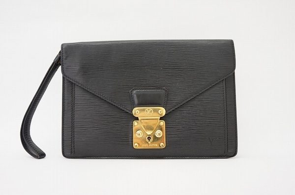 収納力も抜群でファッショナブルなルイヴィトン・エピのセカンドバッグ