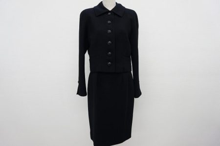 クリスチャンディオールよりシルエットが美しいシンプルなスカートスーツ