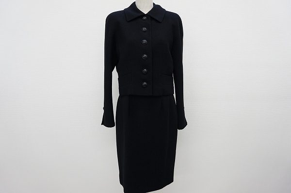 クリスチャンディオールよりシルエットが美しいシンプルなスカートスーツ
