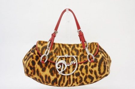 大人の女性の魅力を引き出すクリスチャンディオールのハンドバッグ