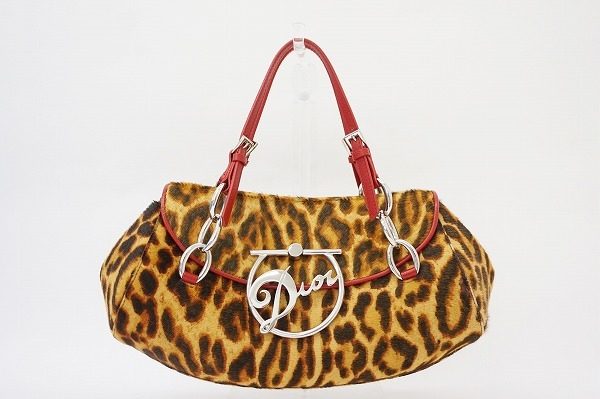 大人の女性の魅力を引き出すクリスチャンディオールのハンドバッグ