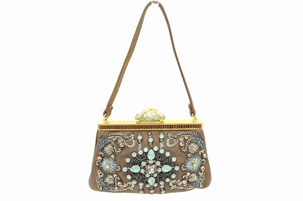 贅沢なビジュー使いが目を引くヴァレンティノのパーティーバッグ