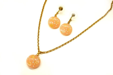ピンク×ゴールド×パールが大人可愛い！シャネルのピアス＆ネックレス