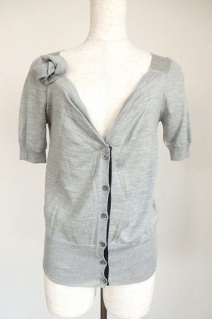 大人っぽいのに可愛い欲張りな一枚！着回しの利くプラダの半袖ニット