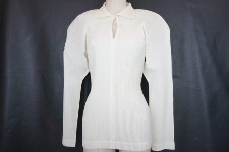 エレガントで気品あふれるイッセイミヤケのブラウスを買取しました。