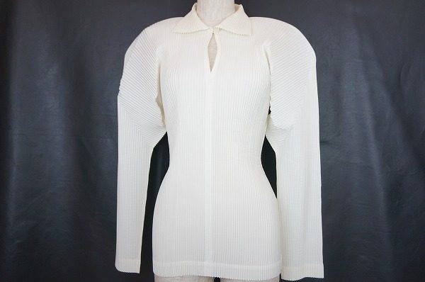 エレガントで気品あふれるイッセイミヤケのブラウスを買取しました。