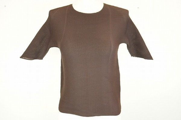 たった1枚でもさすがの存在感。イッセイミヤケのカットソーをお売り頂きました。