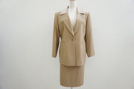 着回しOK！エレガントにきまるイヴサンローランのスカートスーツ