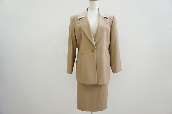 着回しOK!エレガントにきまるイヴサンローランのスカートスーツ