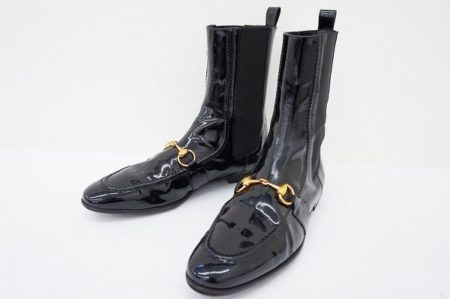 履くだけでエレガントさと美シルエットを実現。グッチのエナメルブーツを買取しました