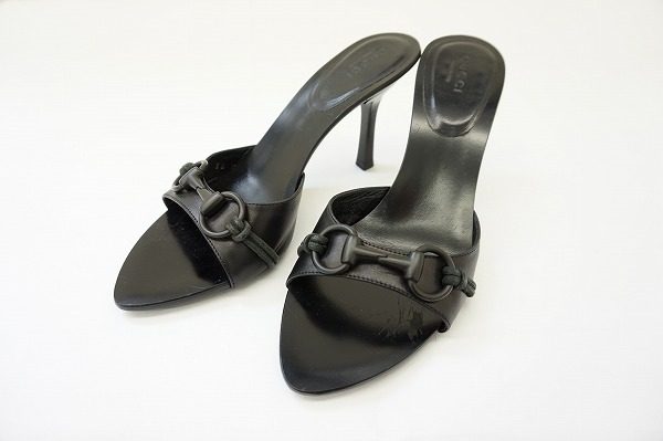 フロントのベルトが華やか。グッチのシンプルなブラックサンダルをお売り頂きました