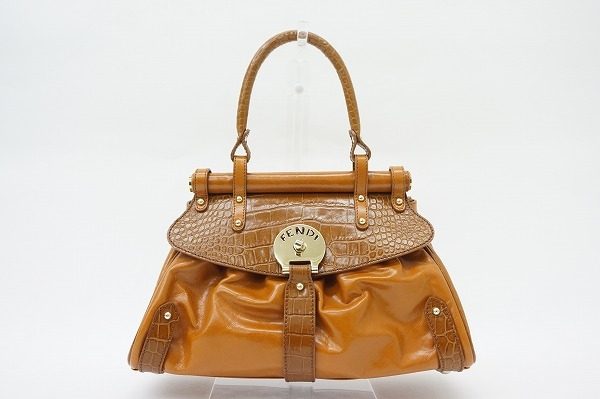 レザーの風合いが素敵。飽きのこないフェンディのハンドバッグを買取しました