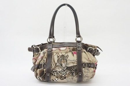 シューズを得意とするフェラガモが提案した、大胆なデザインのハンドバッグを買取しました