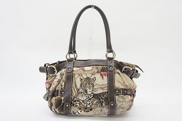 シューズを得意とするフェラガモが提案した、大胆なデザインのハンドバッグを買取しました