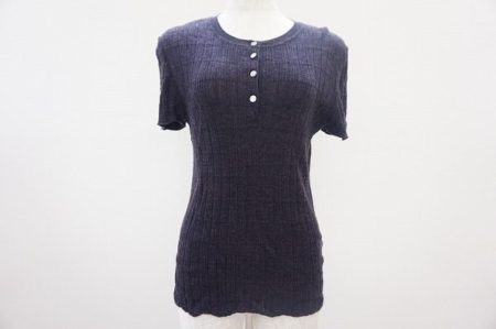 ボディラインを美しく見せてくれるシャネルのシンプルカットソー