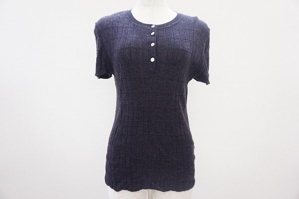 ボディラインを美しく見せてくれるシャネルのシンプルカットソー