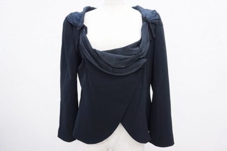 大人の女性の魅力を引き出すエンポリオアルマーニのトップス